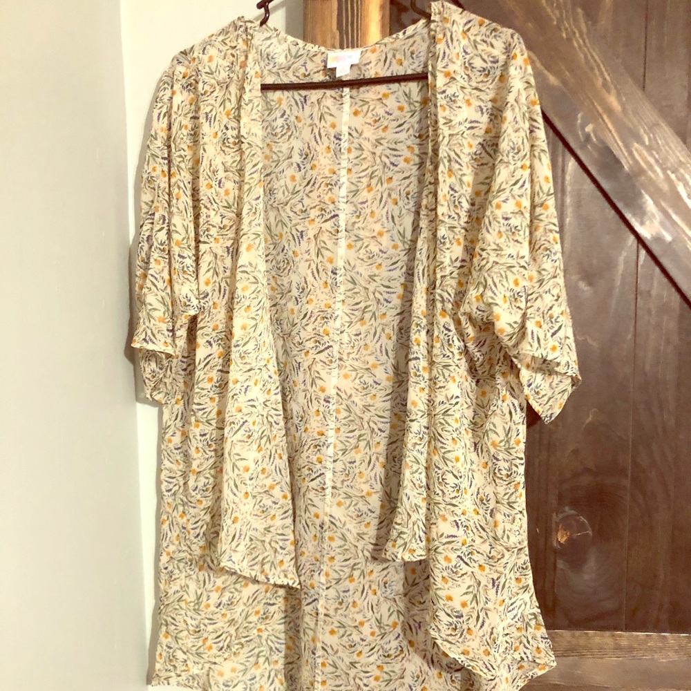 Beautiful sheer cream w/floral Lindsay kimono